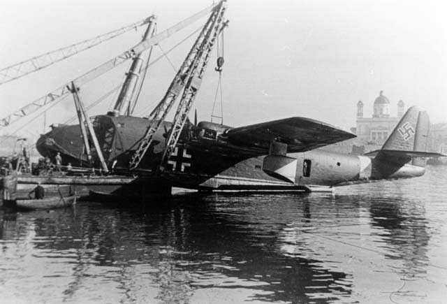 Rare shot of the BV-222V2 hanging under a crane during repair and maintenance work in the harbour of Piraeus. This picture is from the collection of the late Gerhard Geike, one of the test pilots from E-Stelle Travemünde. Geike also flew later the Flettner Fl-282 Kolibrie helicopter!