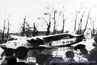 The first flight of the Potez-C.A.M.S. 161 from the Seine river drew a large crowd of spectators!