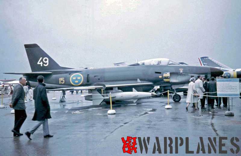 A very strange combination: the S 32C photo reconnaissance plane fitted with Rb 04 missiles. It was shown in 1965 at the Paris Air Show at Le Bourget and most likely the missiles were specially mated with the photo plane for this occasion! This S 32C was from F 15 squadron based at Söderhamn. (Photo: Nico Braas)