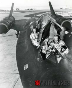 Lockheed-SR-71-Blackbird-crew-setting-new-world-speed-record