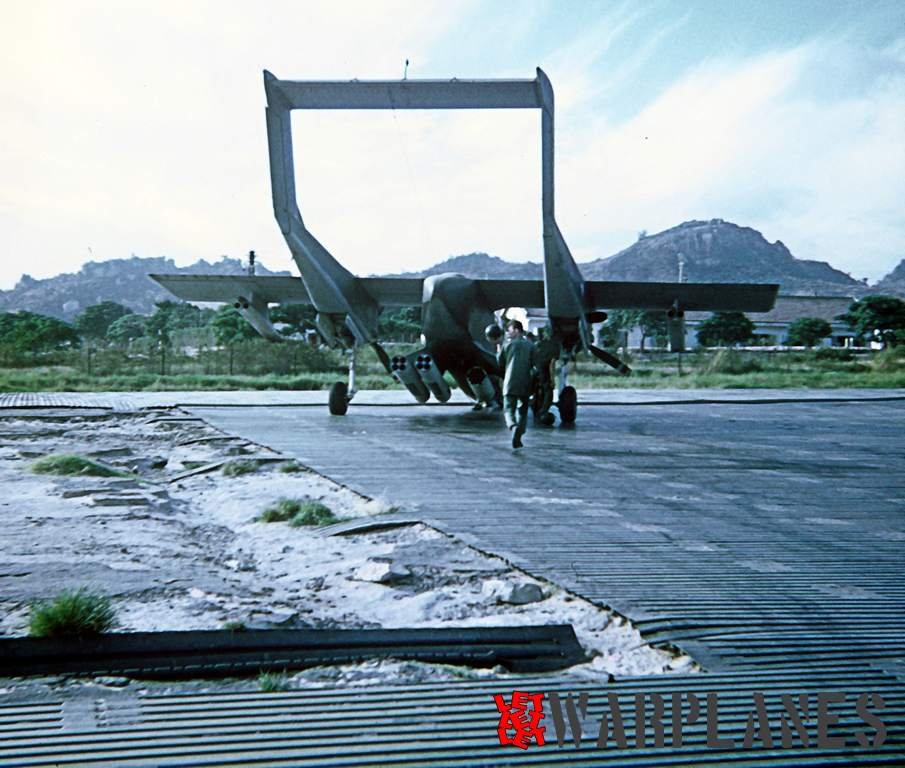 Photo show that 106 suffered accident damage when the nose wheel strut broke during a landing at Chi Lang, RVN (near Chau Doc and the Cambodian border). It does show one of the common ordinance configurations on the sponsons - 2 Zuni pods with 4 rockets each, and 2 pods of 2.57" rockets with 7 rockets each